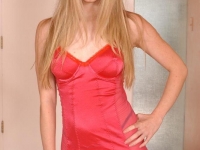 Blonde babe Kandi Hart slurpt van een monsterlijke zwarte pik en krijgt het sperma helemaal over haar gezicht