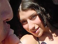 sch�ne M�dchen auf ein Auto Zehe z�ngelnausprobiert und leckt bei Boyfriend drau�en 