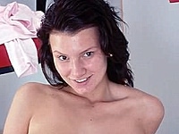 liebliche Br�nette ausbreitend sich Open f�r You 