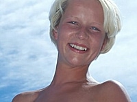 Jugendliche Blondine mit Great Titten in beim Schwimmbad 