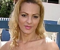 Blonde tranny strips and shows smooth body outdoor