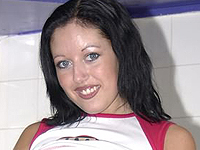 Dark-Haired Jugendliche posierend nackte in das K�che 