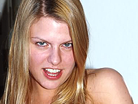 Blondine Jugendliche zeigend Titten und Fotze auf das Badezimmer 