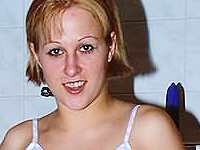 Blondine zeigend aus rasiert Scheide und feste Titten 