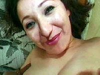 Br�nette mit gro�e m�sen Haar sich freut an doppel Eindringtiefe 
