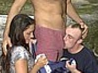 Dark-haired Bisexuals in Sensual Foreplay und Sex Thrill au�en 