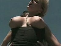 �u�erste Blondine mit riesige Bumpers in Exciting drau�en Sex spielt 