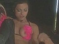 riesige dicke Titten Dark-haired sch�ne M�dchen bekommend drau�en Heavy Sex spielt 