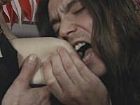 junge Long-haired Bursche Lustfully Biting MILF Lover's hart auf Brustwarzen 